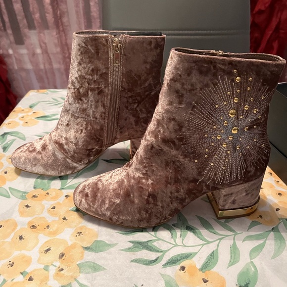 A New Pair of Design Lab Boots Size 7.5 M for sale. - Picture 3 of 4